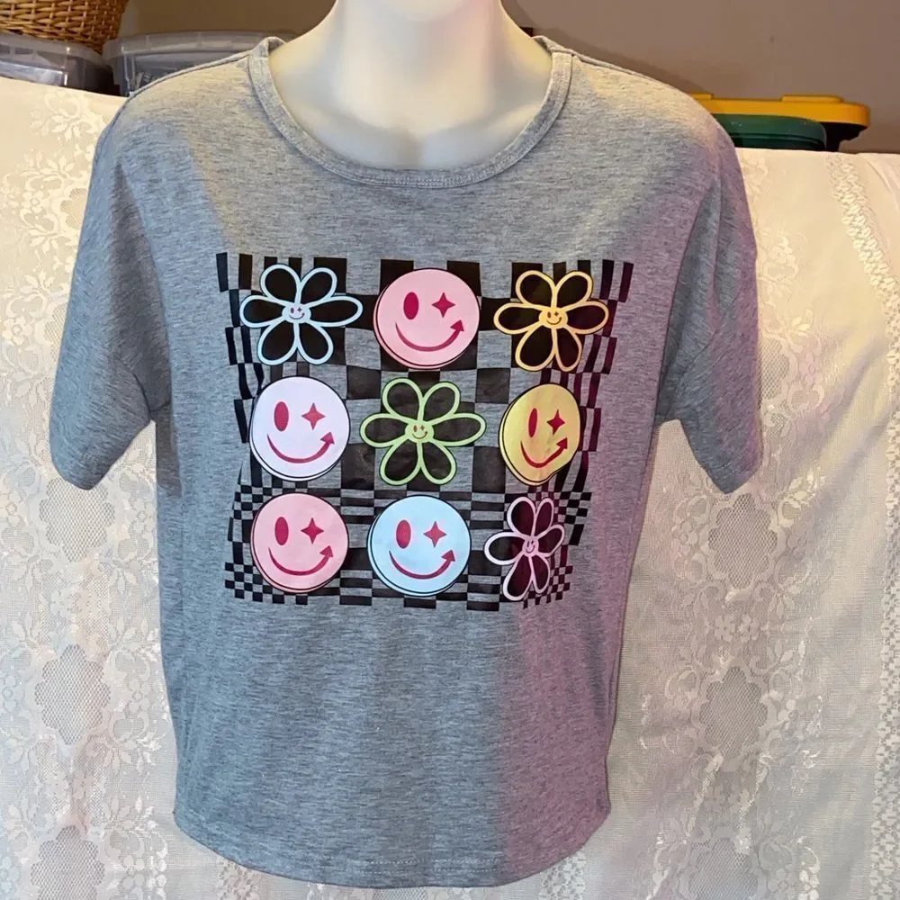 🥰Gray Kids Shirt with Smiley Flower Design 10Y